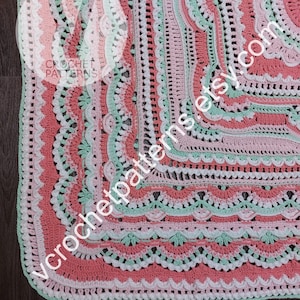 K&ouml;nnte beinhalten: Eine geh&auml;kelte Decke mit quadratischer Form und einem mehrfarbigen Rand. Der Rand besteht aus mehreren Reihen verschiedener Maschen, darunter Muscheln, Picots und Noppen. Die Farben der Decke sind rosa, wei&szlig; und gr&uuml;n.