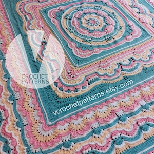 Pode incluir: Uma manta de croch&ecirc; com um design circular no centro. A manta &eacute; feita com uma variedade de cores, incluindo rosa, amarelo e turquesa. A manta tem uma borda festonada.