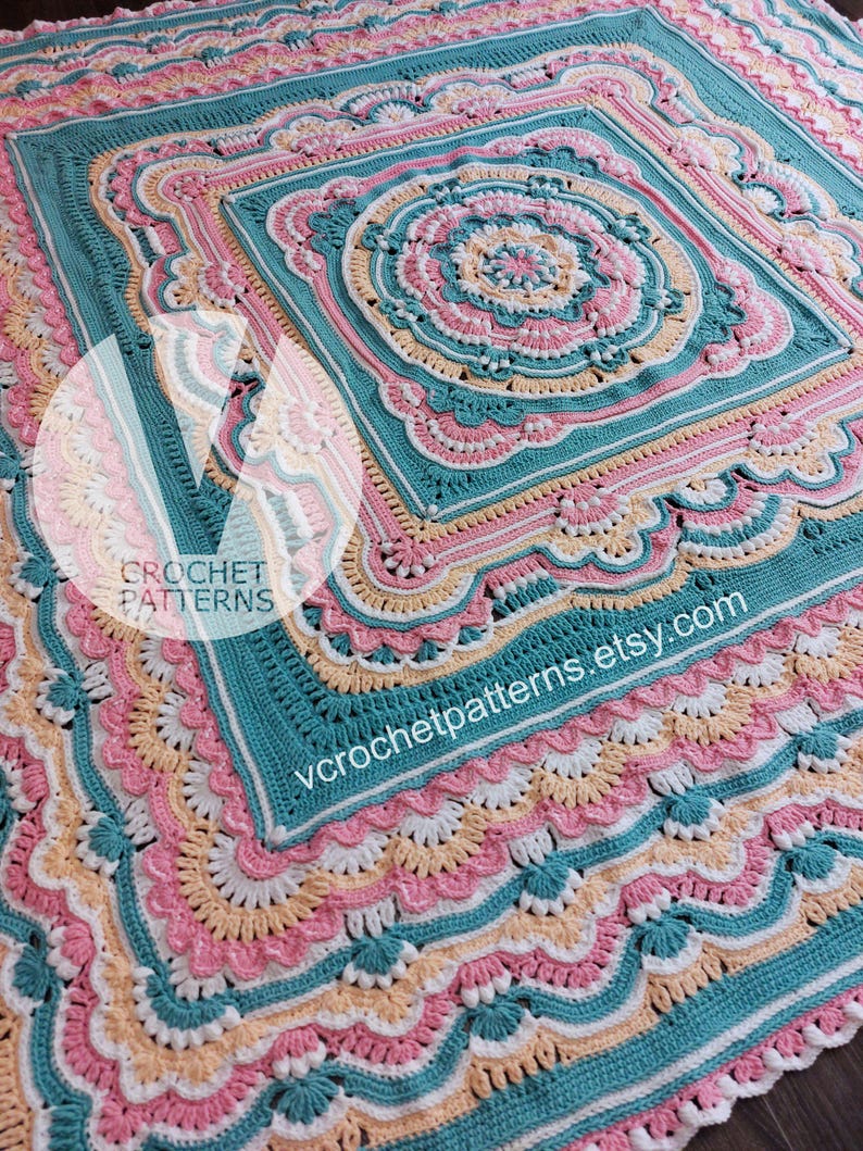 Pode incluir: Uma manta de croch&ecirc; com um design circular no centro. A manta &eacute; feita com uma variedade de cores, incluindo rosa, amarelo e turquesa. A manta tem uma borda festonada.