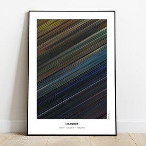 Könnte beinhalten: Ein gerahmtes vertikales Poster mit einer Reihe diagonaler, mehrfarbiger Linien in Gelb-, Blau- und Dunkelgrautönen. Der Text am unteren Rand lautet MR. ROBOT, Season 4 Episode 13 und Hello, Elliot, zentriert auf einem weißen Rand.