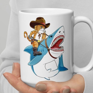 Taza de gato montando tiburón, divertida taza de gato vaquero, taza de vaquero occidental, taza de Yeehaw, taza para amantes de los tiburones, regalo para amantes de los gatitos, regalo para amantes de los gatos, divertido gato campestre
