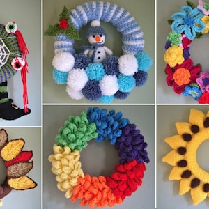 Op de afbeelding: Een verzameling van zes gehaakte kransen, elk met een ander thema. De kransen zijn versierd met verschillende kleuren en texturen, waaronder een heks, een sneeuwpop, bloemen, een regenboog, een kalkoen en een zonnebloem.