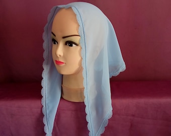 Mantilla triangular de gasa azul con velo de capilla. Hecho a mano en Ucrania.