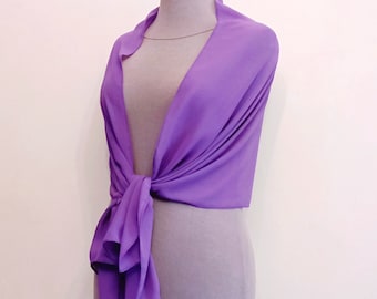 Chal de gasa fucsia: elegante bolero para dama de honor