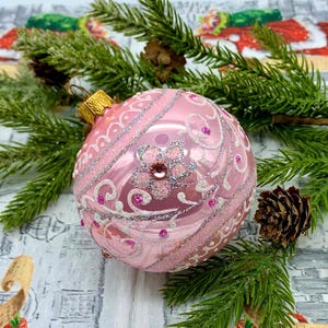 Rosa Glas Ornament - 8 cm handgefertigte Kugel mit floralem Glitzer-Design - Romantische Baumdekoration - Geschenkidee Weihnachten