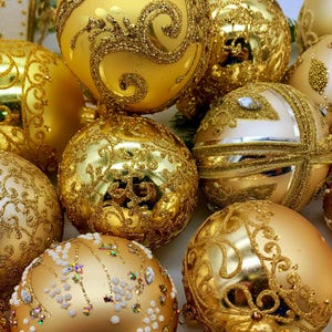 Gold Glass Christmas Ornaments – 6 Piece Set – Luxury Holiday Baubles – Hand Painted Tree Decorations – Elegant Vintage Style Decor