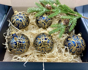 Vengono Mostrate Alcune Palline E Decorazioni Natalizie, Foto Di Natale