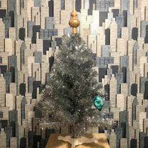 Silver Tinsel Christmas Tree – 90 cm Retro Artificial Tree – Vintage Style Holiday Decor – Mid Century Inspired Xmas Decoration