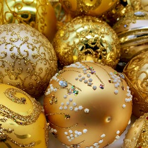 Gold and Ivory Glass Ornaments – Elegant 10 Piece Set – Hand Decorated Baubles – Christmas Tree Decor – Vintage Inspired Luxury Style