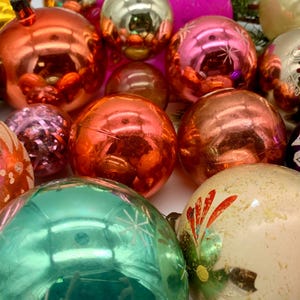 Vintage Christmas Ornaments – 100 Glass Baubles – Colorful Retro Tree Decorations – Mid Century Holiday Set – 1950s–1970s Mix