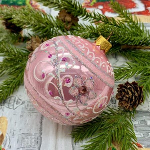 Pink Glass Christmas Ornament – Handmade Floral Ball with Glitter – Elegant Tree Decoration – Vintage Style Holiday Bauble