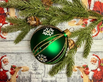 Green Christmas Ornament Glass – Handmade Snowflake Bauble – Green Holiday Tree Decor with Gold Glitter – Festive Winter Ornament