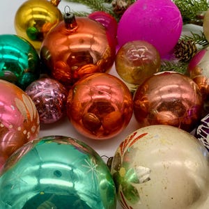 ヴィンテージガラスクリスマスボール20個セット – ソ連マーキュリーオーナメント – レトロなホリデーツリーデコレーション – カラフルな丸型オーナメント – ミッドセンチュリースタイル