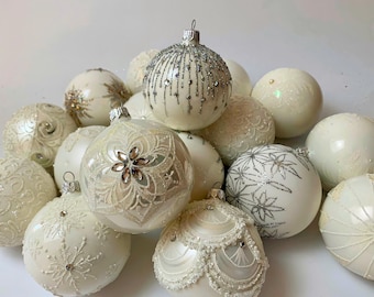 手作りの「マンファーンズ」吹きガラスのクリスマスオーナメント。Dr