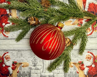 Handmade Red Glass Ornament – Gold Drip Glitter Bauble – Christmas Tree Decor – Elegant Festive Red Holiday Ball – Artisan Glass Ornament