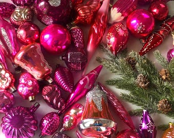 50 adornos navideños vintage de vidrio rosa – Decoración retro para árboles – Mezcla de bolas brillantes – Reflectores, gotas y formas – Set de mediados de siglo
