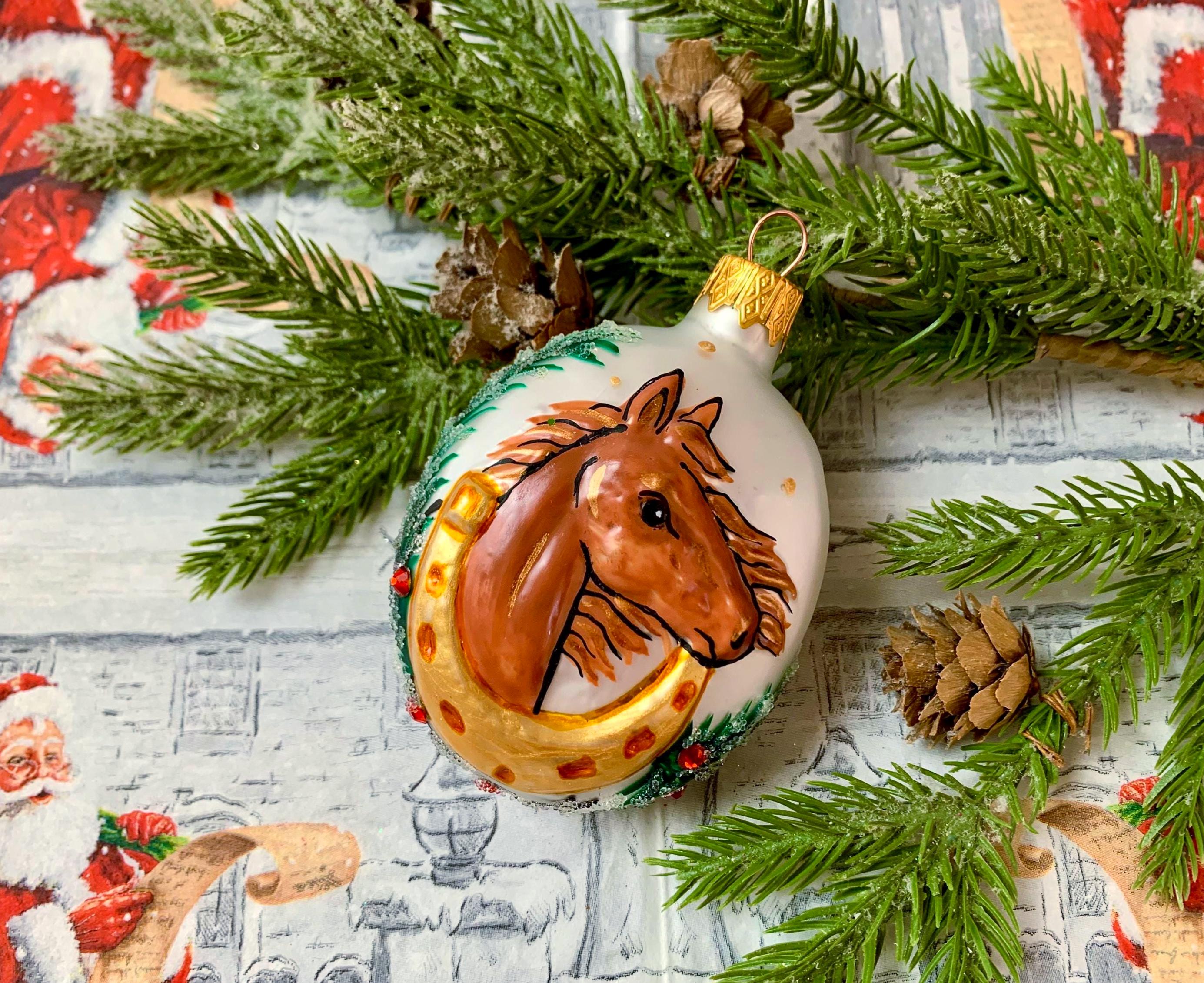 馬のクリスマスオーナメント - 手描きのガラス玉、茶色の馬と金色の