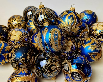 Enfeites de Natal em Azul e Dourado – Conjunto de Bolas de Luxo Pintadas à Mão – Decoração para Árvore de Natal – Coleção Elegante em Vidro – 30 Enfeites Feitos à Mão