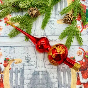 Red Glass Tree Topper – Christmas Finial with Gold Glitter – Holiday Ornament for Classic Tree Decor – Vintage-Style Ornament