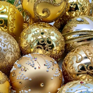 Champagne Gold Christmas Baubles – 40 Glass Ornaments – Handmade Tree Decorations – Festive Holiday Décor – Luxury Ornament Set