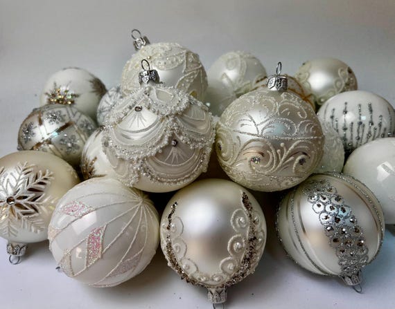 Weiß und Perlen Weihnachtsschmuck - Set von 30 Glaskugeln - Luxuriöser Baumschmuck - Elegante handgemachte Christbaumkugeln - Winter Wunderland Dekor