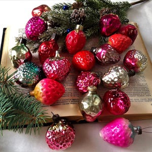 Adornos de fresa vintage – Juego de 20 adornos navideños de vidrio – Decoración de árbol frutal de la URSS de los años 50 – Encanto navideño retro