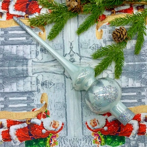 White Glass Tree Topper – 27 cm Christmas Finial with Silver Glitter Snowflakes – Elegant Handmade Ornament – Holiday Tree Crown