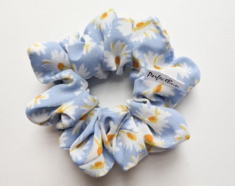 Light blue daisy scrunchie, summer scrunchie, hair elastic