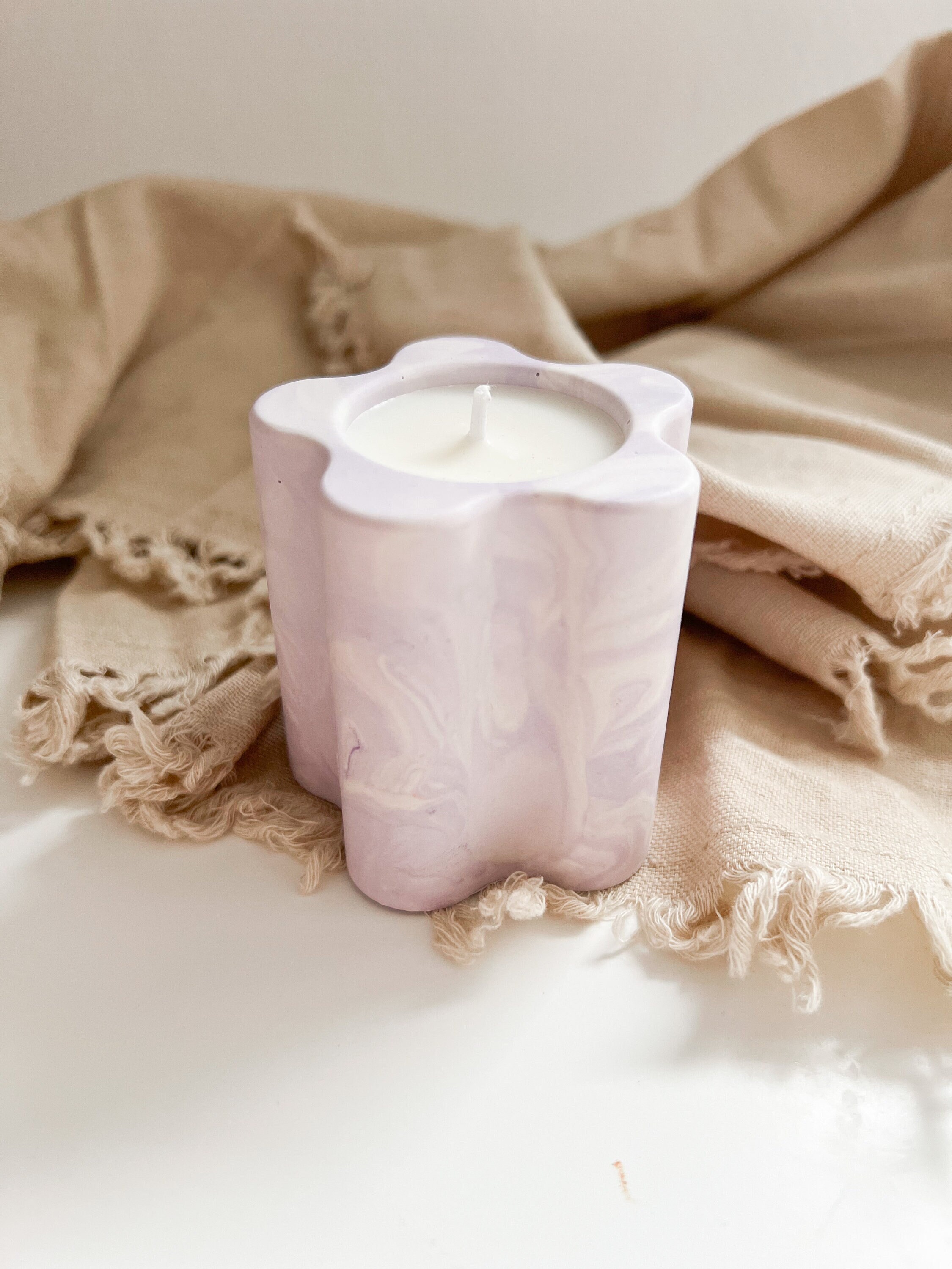 Bougie en Jesmonite Forme de Fleur Marbrée