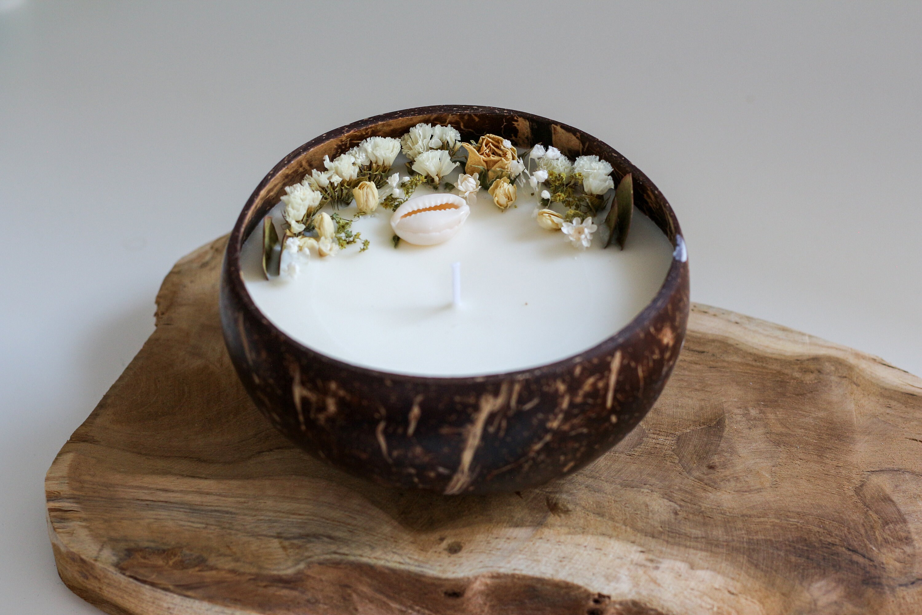 Bougie Noix de Coco Fleurs Séchées et Coquillages - Coconut Candle
