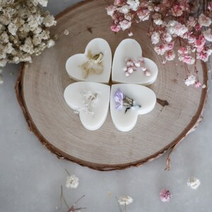 Lot of scented fondants with dried flowers image 2