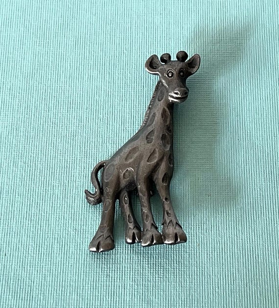 Large vintage giraffe brooch, The Carolynn giraffe pin, pewter giraffe pin, gray giraffe pin, giraffe jewelry, animal jewelry, zoo animals