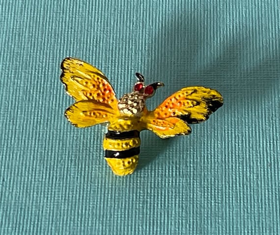 Dumplin bee deals brooch