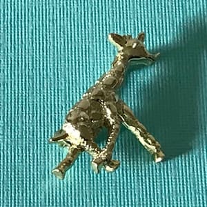 Vintage giraffe brooch, gold giraffe pin, zoo animal pin, giraffe pin, gold giraffe pin, animal jewelry, giraffe jewelry, small giraffe pin