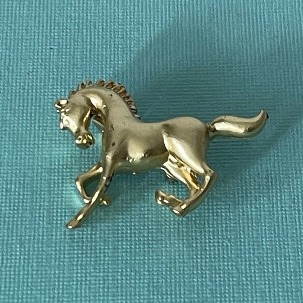 Vintage horse brooch, gold horse pin, horse jewelry, Kentucky Derby, mustang brooch, bronco horse, thoroughbred horse pin, horse racing,