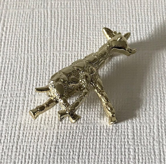 Vintage giraffe brooch, gold giraffe pin, zoo animal pin, giraffe pin, gold giraffe pin, animal jewelry, giraffe jewelry, small giraffe pin