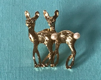 Vintage deer brooch, faux pearl deer brooch, deer with faux pearl tail, reindeer brooch, gold deer pin, Christmas brooch, deer jewelry