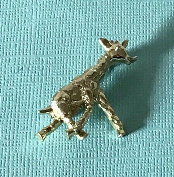 Vintage giraffe brooch, gold giraffe pin, zoo animal pin, giraffe pin, gold giraffe pin, animal jewelry, giraffe jewelry, small giraffe pin View 5