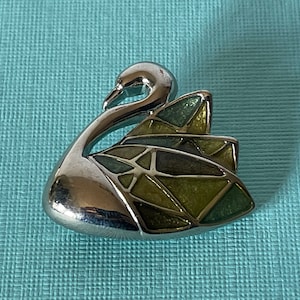 Vintage zwaan broche, zwaan sieraden, groene zwaan pin, zilveren zwaan pin, vogel pin, vogel sieraden, groene vogel broche, zwaan broche, zilveren zwaan pin