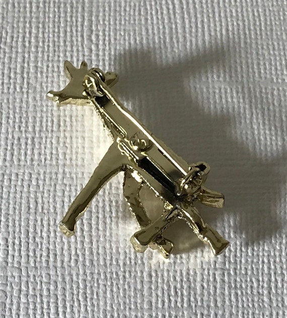 Vintage giraffe brooch, gold giraffe pin, zoo animal pin, giraffe pin, gold giraffe pin, animal jewelry, giraffe jewelry, small giraffe pin View 4