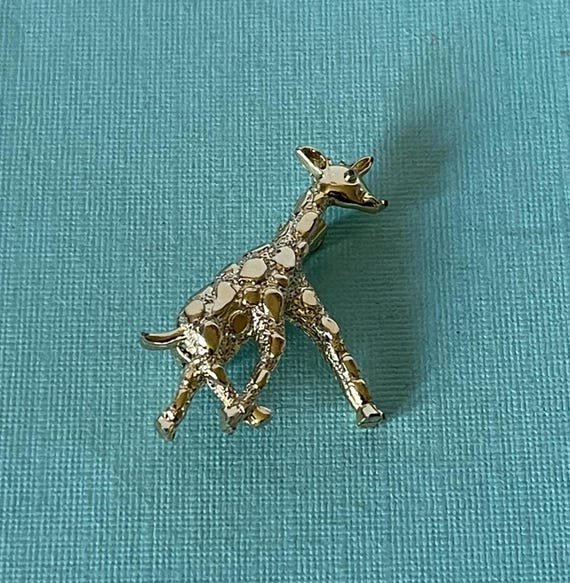 Vintage giraffe brooch, gold giraffe pin, zoo animal pin, giraffe brooch vintage, African giraffe pin, giraffe jewelry, gold giraffe pin