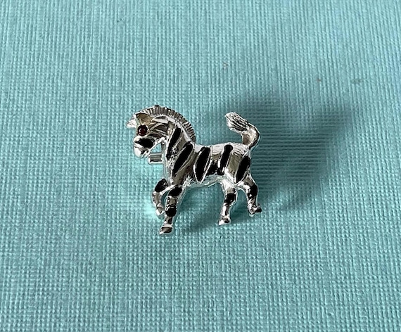 Vintage zebra brooch, zebra brooch vintage, zebra pendant, zebra jewelry, african animal jewelry, silver and black zebra pin, vintage zebra