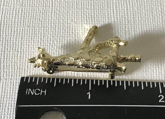 Vintage giraffe brooch, gold giraffe pin, zoo animal pin, giraffe pin, gold giraffe pin, animal jewelry, giraffe jewelry, small giraffe pin View 3