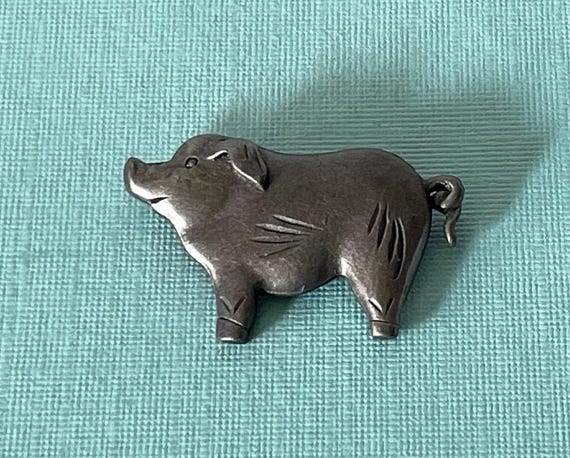 Vintage pig brooch, porky pig, pewter pig pin, gray pig brooch, silver pig brooch, pig jewelry, farm animals, swine jewelry, pig brooch