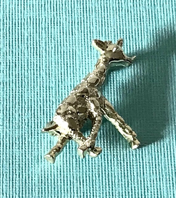 Vintage giraffe brooch, gold giraffe pin, zoo animal pin, giraffe pin, gold giraffe pin, animal jewelry, giraffe jewelry, small giraffe pin View 2