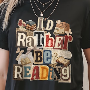 Könnte beinhalten: Schwarzes T-Shirt mit dem Text "I'd Rather Be Reading" im Collage-Stil. Das Design enthält Bilder von Büchern und eine Mischung aus Schriftarten und Farben. Das Shirt hat einen klassischen Rundhalsausschnitt.