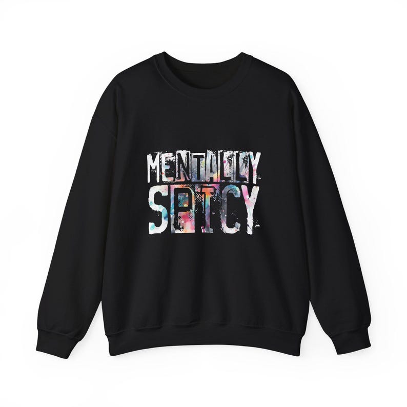 Puede incluir: Sudadera negra de cuello redondo con las palabras "MENTALLY SPICY" en letras blancas. Las letras tienen un relleno colorido, como de acuarela. Una prenda superior informal y c&oacute;moda para el uso diario.