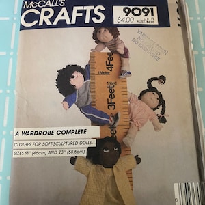 Puede incluir: Un patrón de costura para hacer ropa para muñecas de tela esculpida. El patrón es para las tallas 46 cm y 58,5 cm. La portada del patrón presenta una regla y tres muñecas con la ropa puesta.