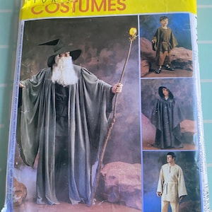 Puede incluir: Un patrón de costura vintage de McCall's para disfraces. El patrón incluye cuatro disfraces diferentes: un mago, un campesino medieval, una túnica con capucha y una túnica. El patrón está impreso en papel amarillo con un borde blanco. El número del patrón es 23795.