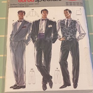 Peut inclure: Un patron de couture pour un costume, un gilet et une chemise pour homme. Le patron est de la collection Burda Speciale et porte le numéro 5230. Le patron comprend les tailles 46-54 et 36-44.
